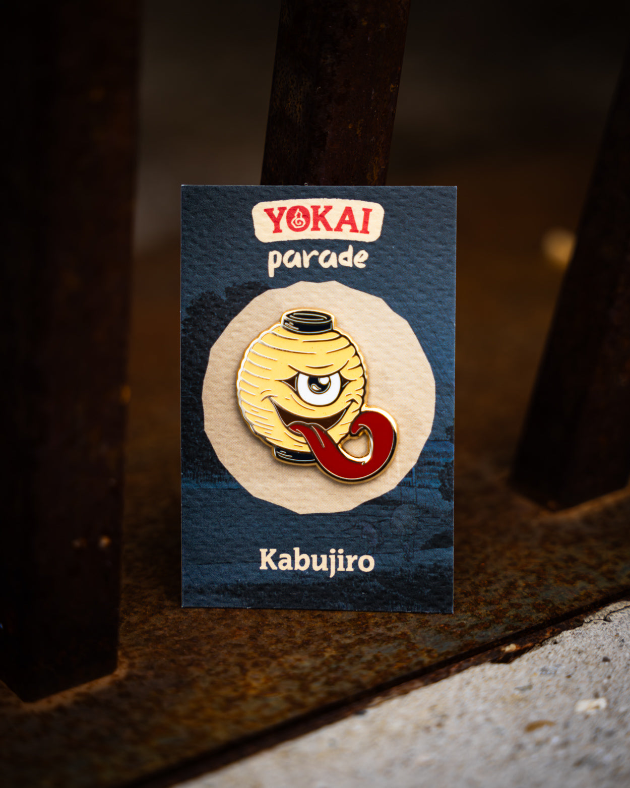 kabujiro-yokai-parade-chochin-obake-emaille-pin-rot-nachtleuchtend image 2