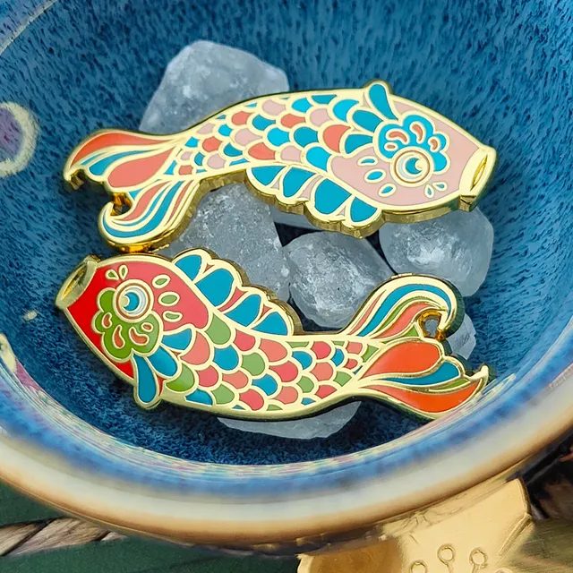 katzenjammerpins-koi-nobori-charm-emaille-pin-rot-standard image 1