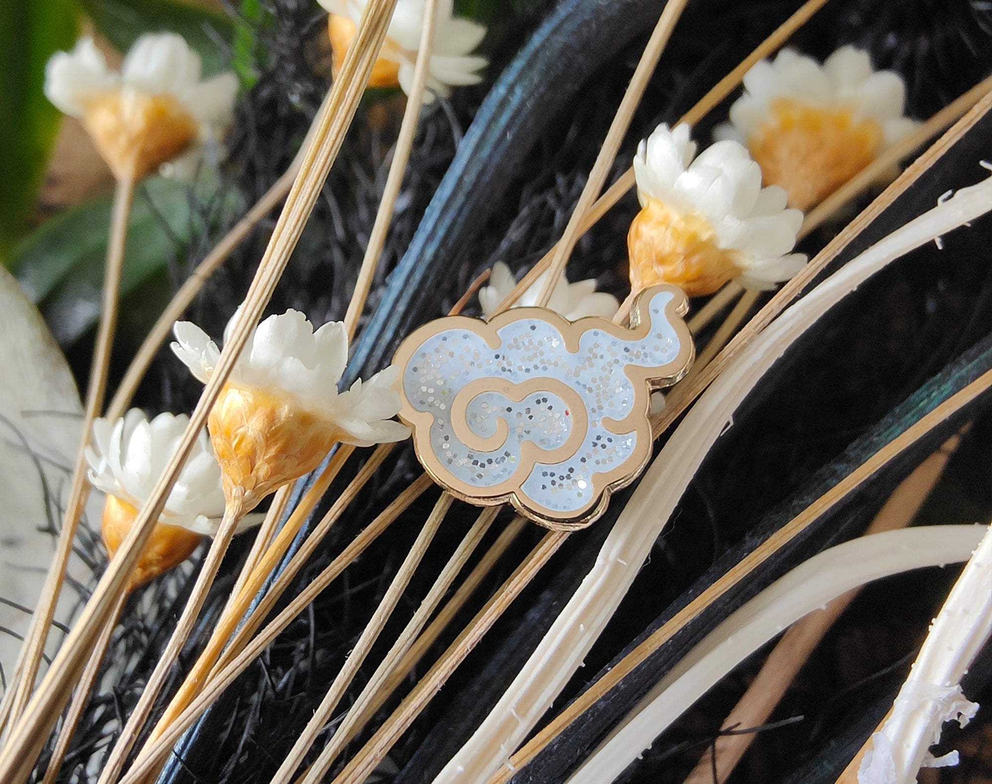 katzenjammerpins-glitter-cloud-minipin-white-lights-wei-gold image 7