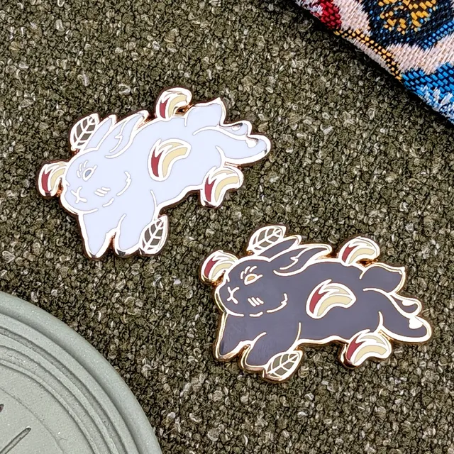 katzenjammerpins-apple-bun-hard-enamel-pin-schwarz image 1