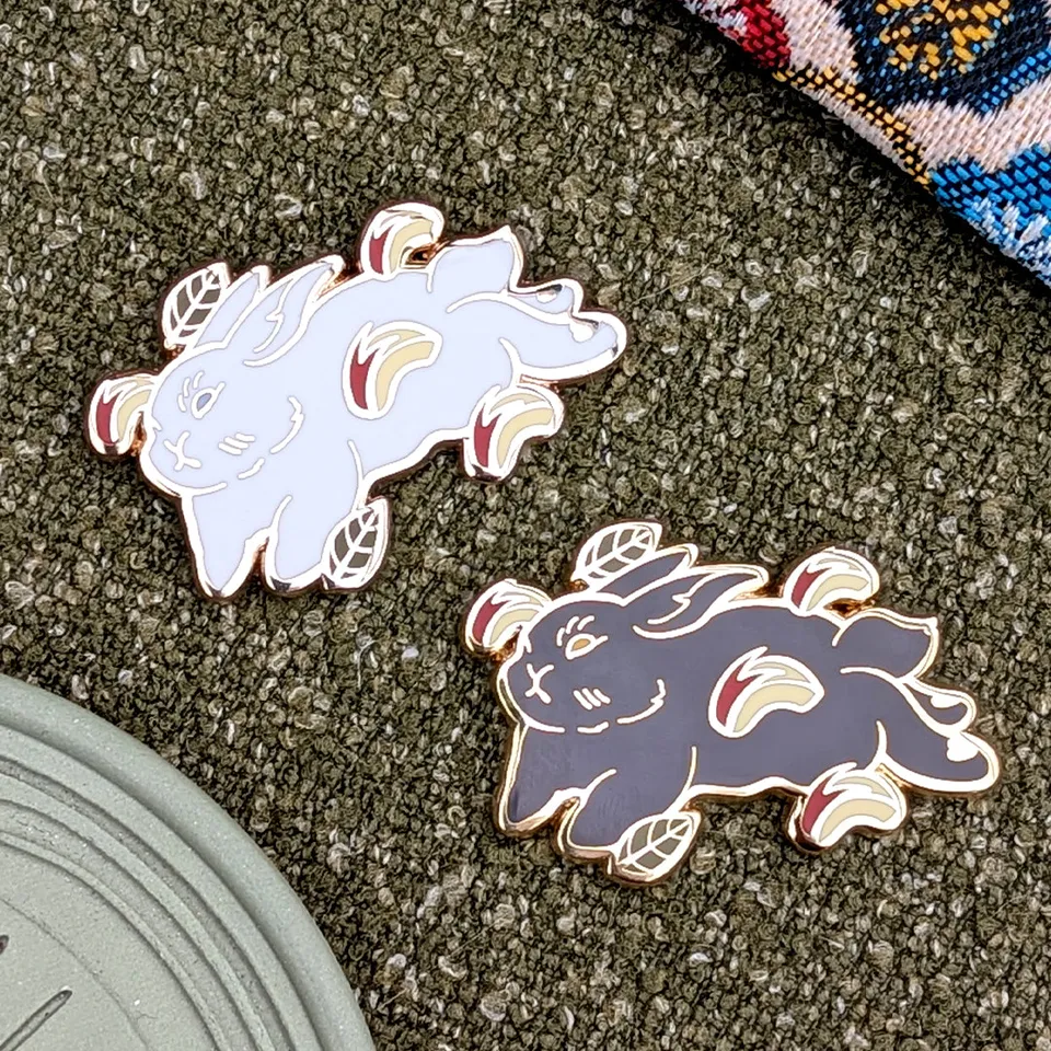 katzenjammerpins-apple-bun-hard-enamel-pin-schwarz image 1