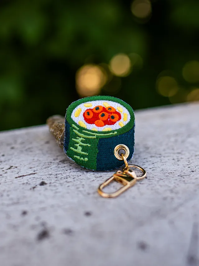 kabujiro-maki-roll-charm-anh-nger-gestickt-klein image 1