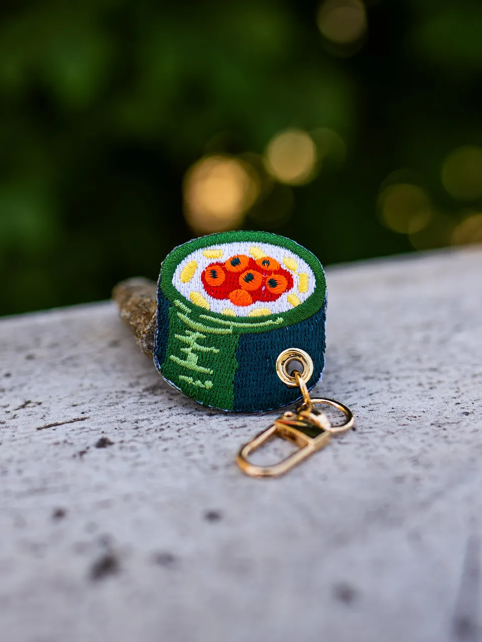 kabujiro-maki-roll-charm-anh-nger-gestickt-klein image 1