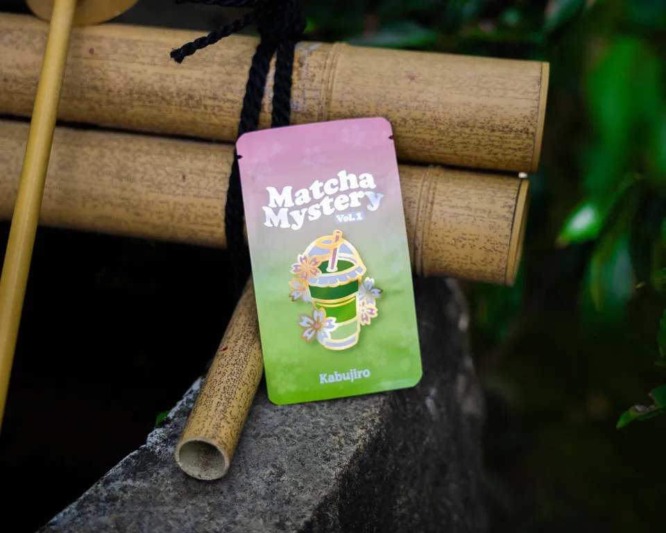 kabujiro-matcha-mystery-vol-1-emaille-pin-blind-bag-berraschung image 1