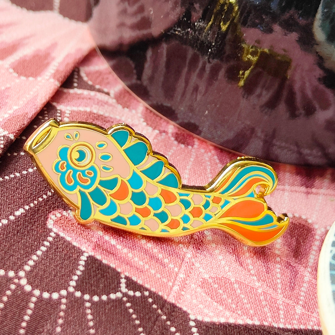 katzenjammerpins-koi-nobori-charm-emaille-pin-rot-standard image 3
