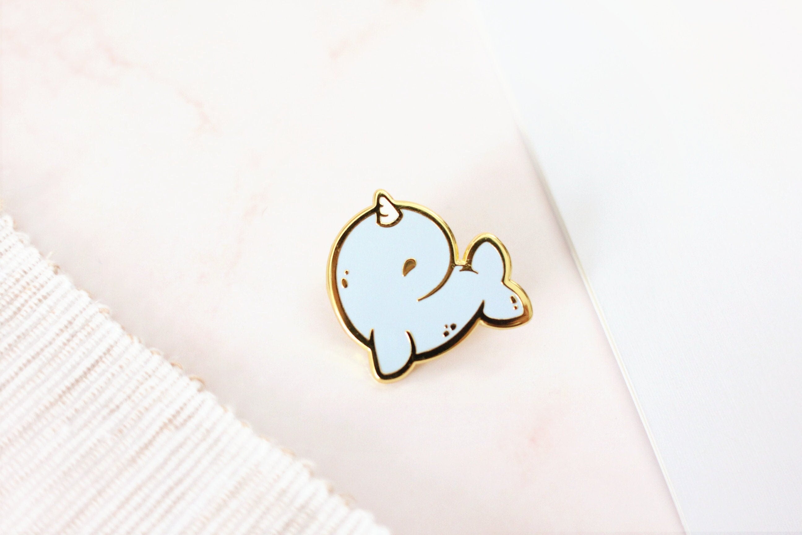 miamouz-dreamscape-narwhal-enamel-pin-hellblau-wal image 1