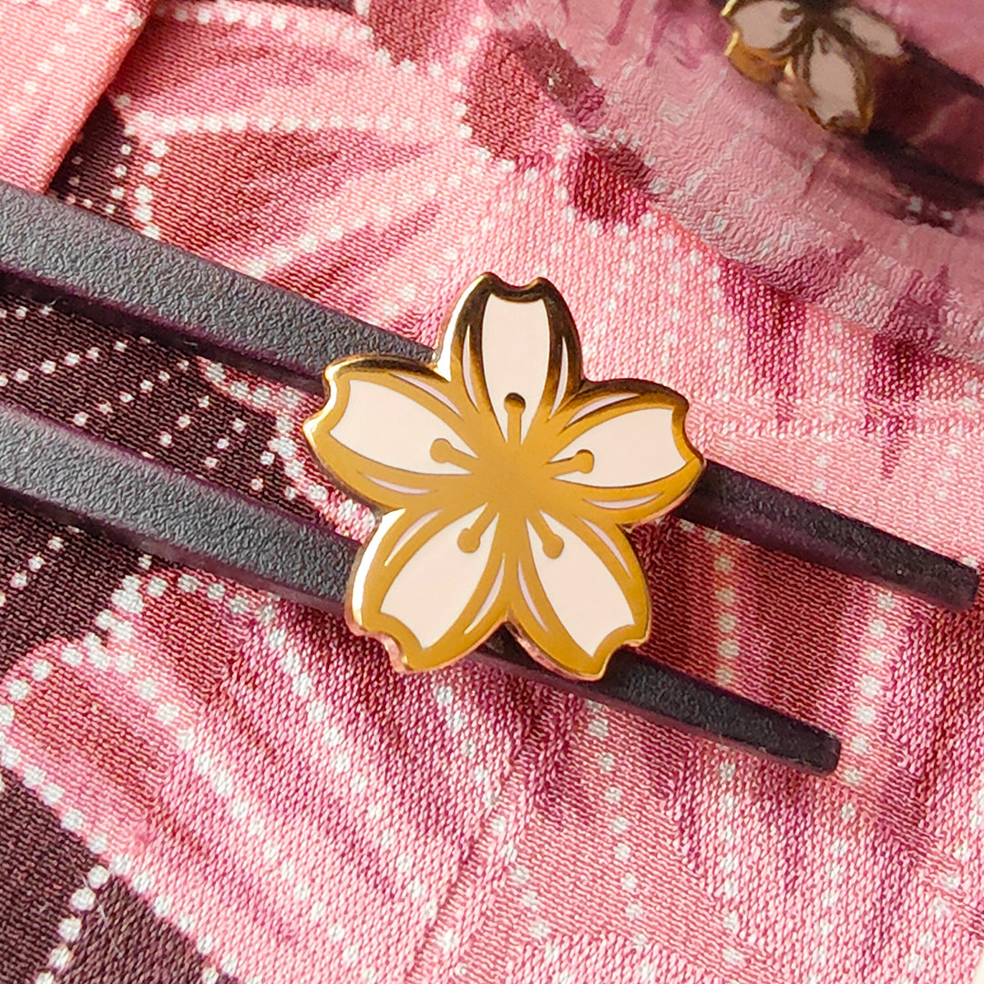 katzenjammerpins-sakura-mini-pin-rosa-kirschbl-te-gold image 2