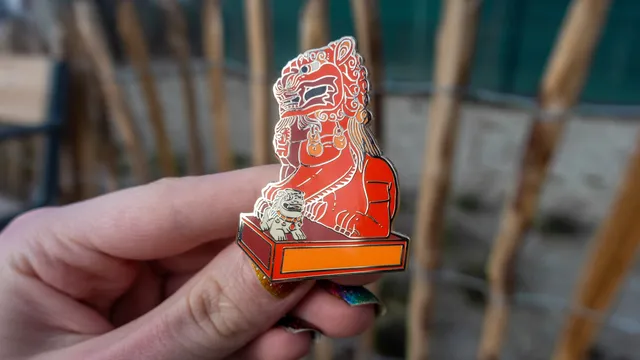 kabujiro-komainu-statue-emaille-pin-japan-schrein-55mm-gold image 1