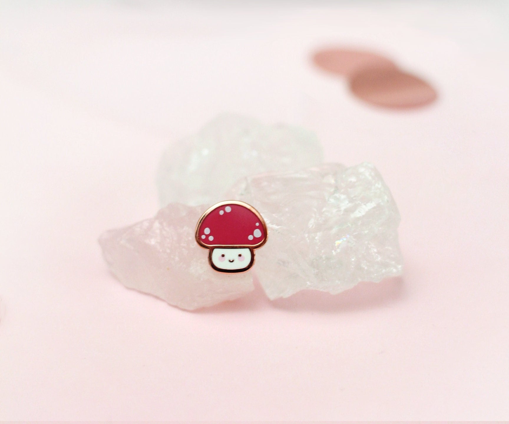 miamouz-tiny-happy-mushroom-emaille-pin-14mm-rot image 2