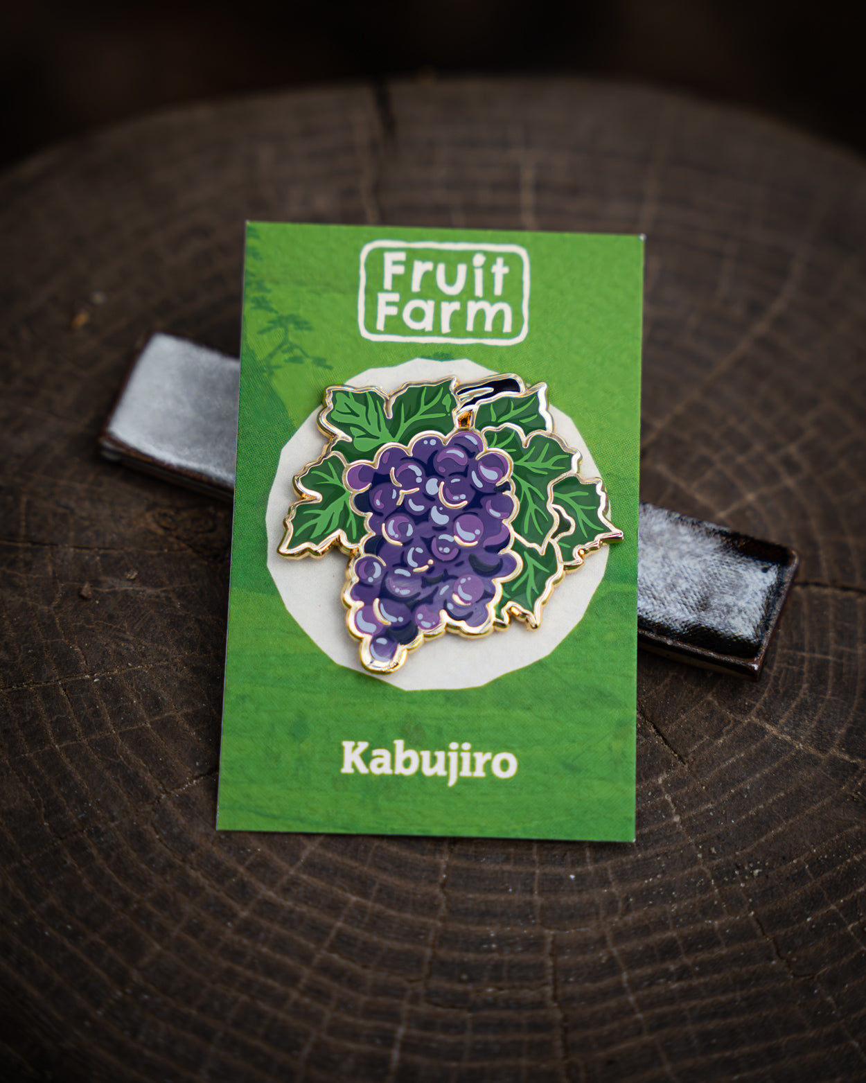 kabujiro-enamel-pins-fruit-farm-emaille-pin-trauben-lila image 1