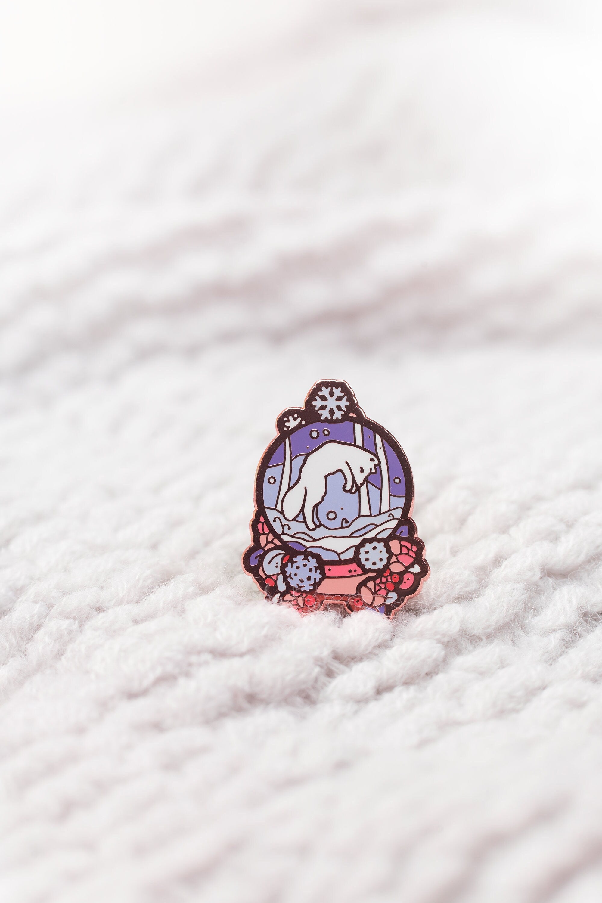 miamouz-arctic-fox-schneekugel-emaille-pin-winter-fuchs image 2