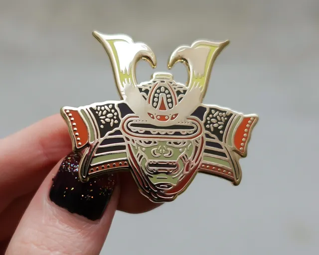 kabujiro-samurai-helm-enamel-pin-50mm-gold-anstecker image 1