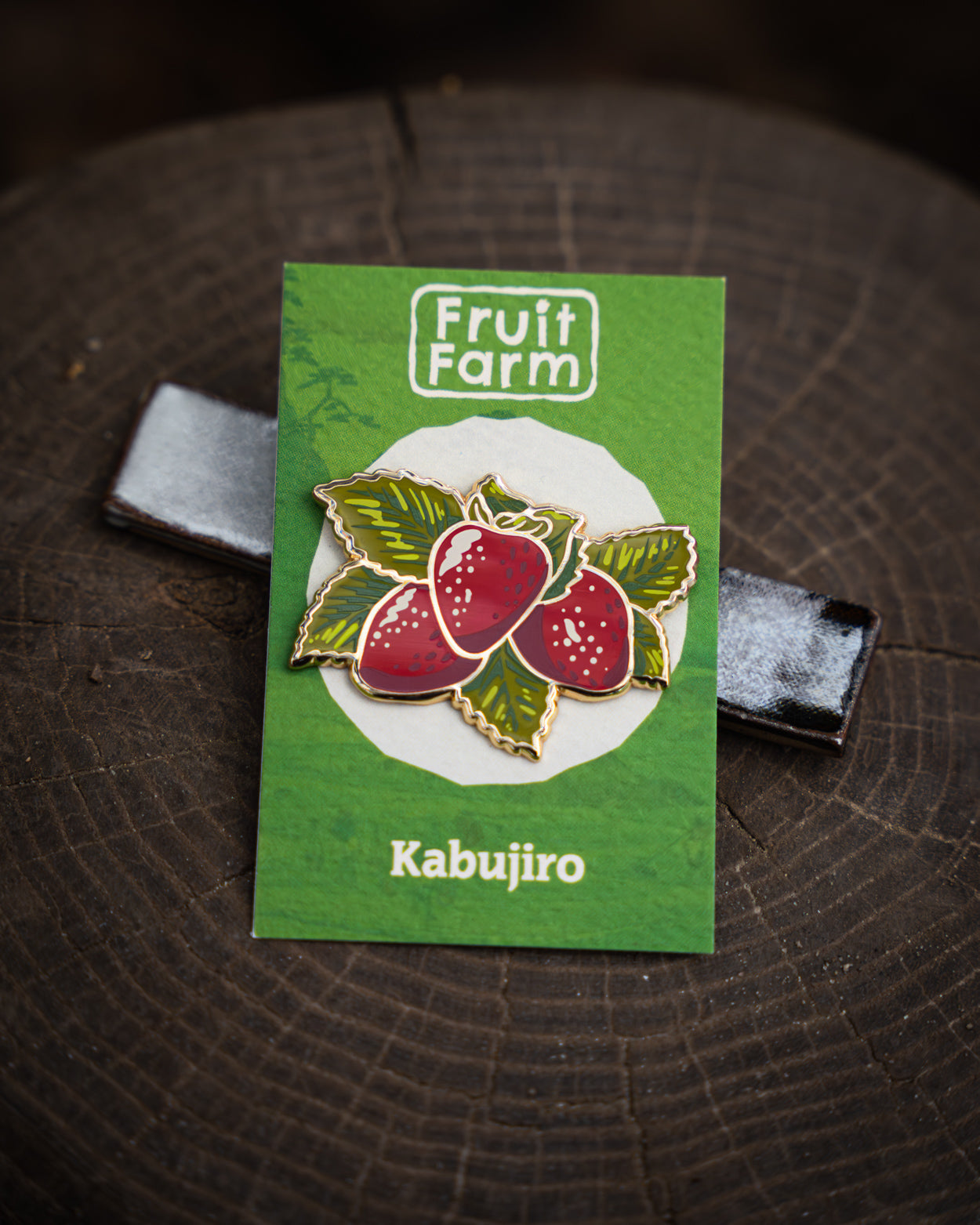 kabujiro-strawberries-fruit-farm-emaille-pin-erdbeeren image 1