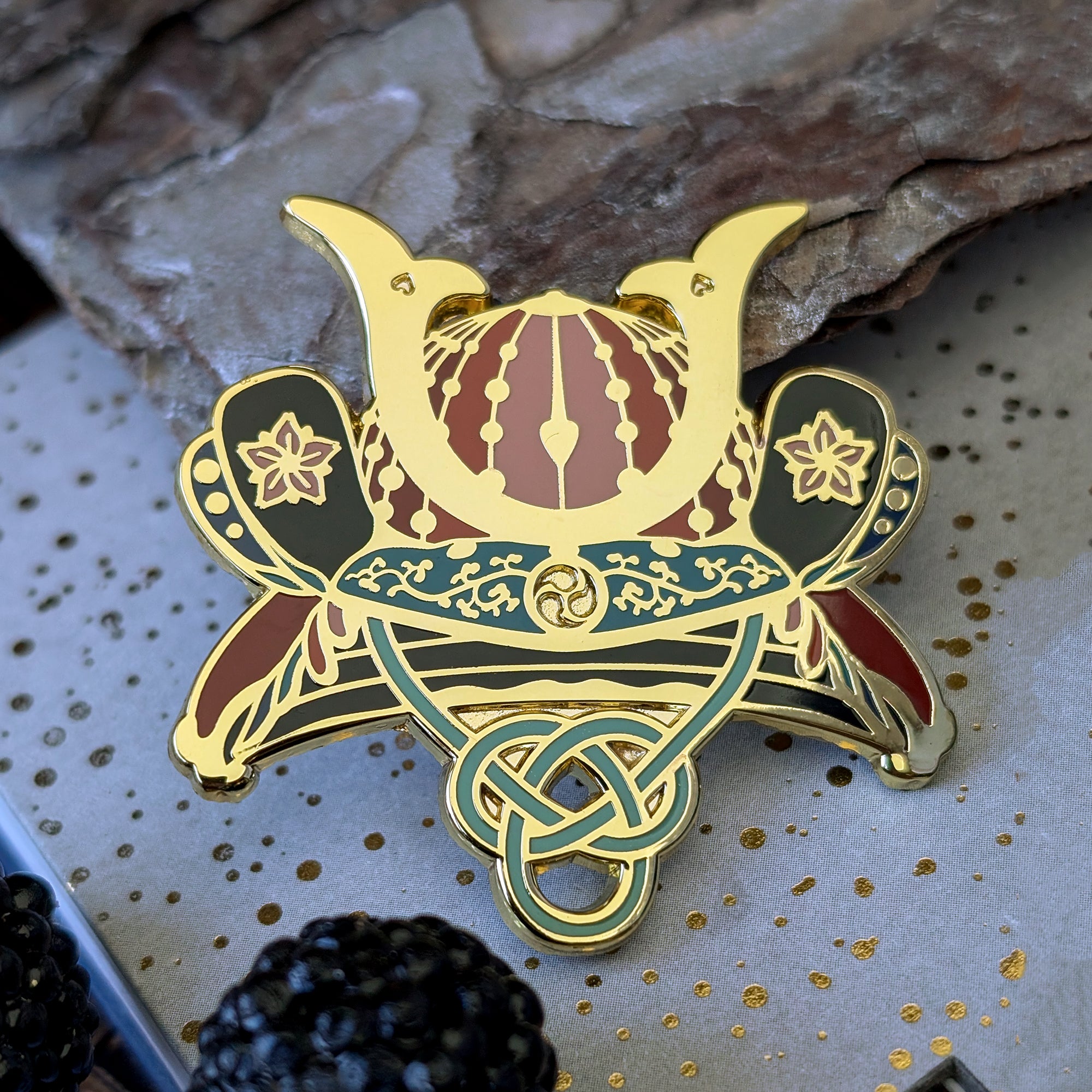 katzenjammerpins-kabuto-cat-emaille-pin-gold-4-2-cm image 1