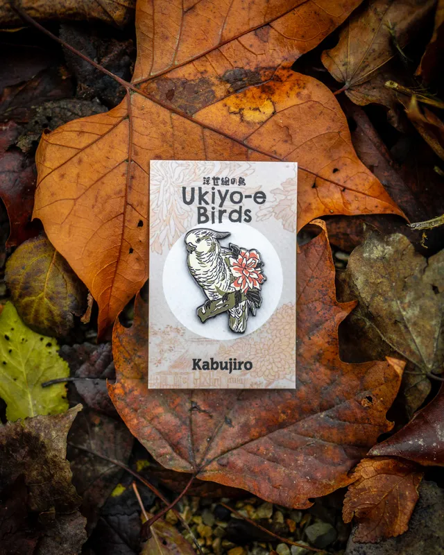 kabujiro-cockatoo-ukiyo-e-enamel-pin-kakadu-32x37mm-schwarz image 1