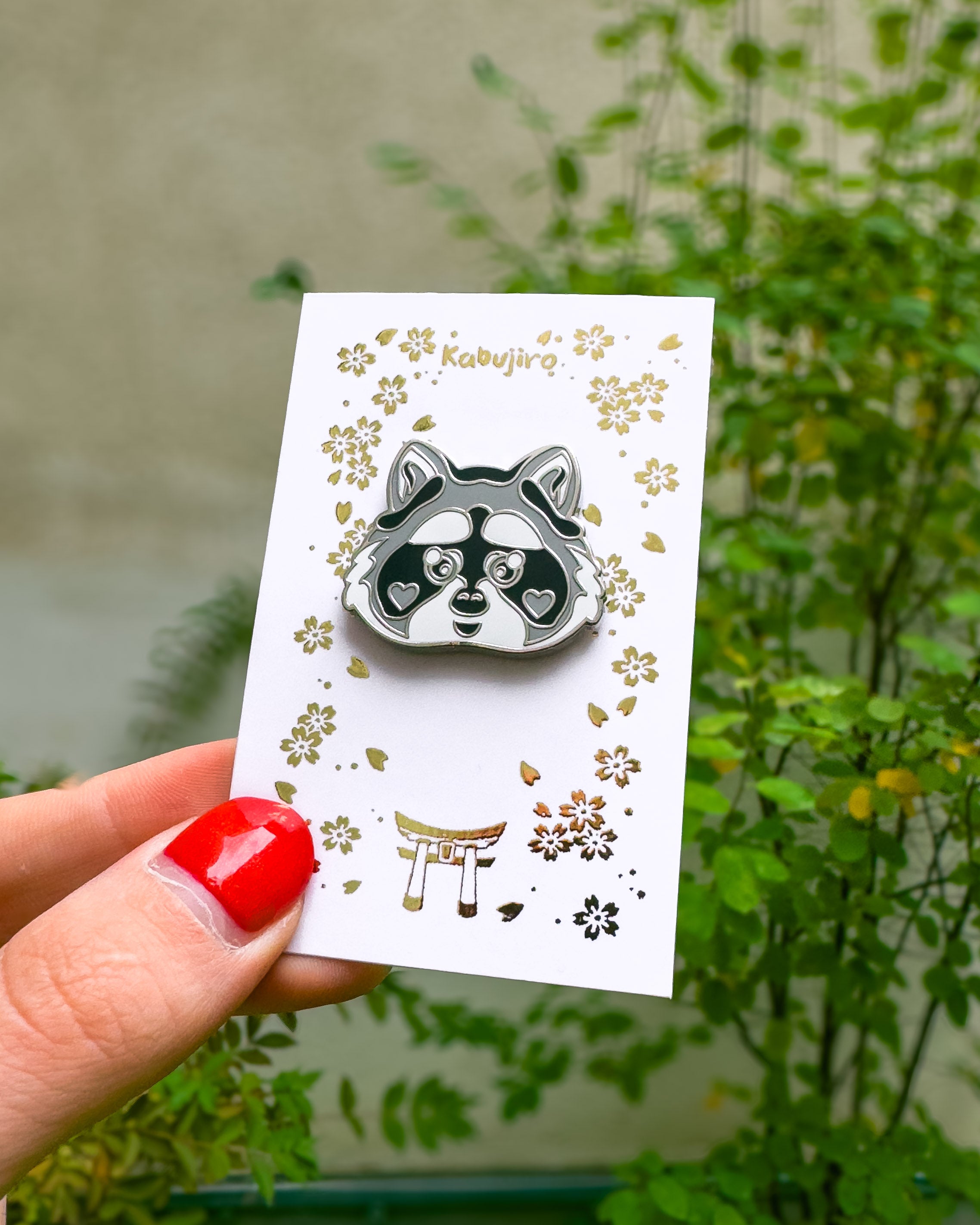 kabujiro-enamel-pins-raccoon-emaille-pin-27mm-silber image 2
