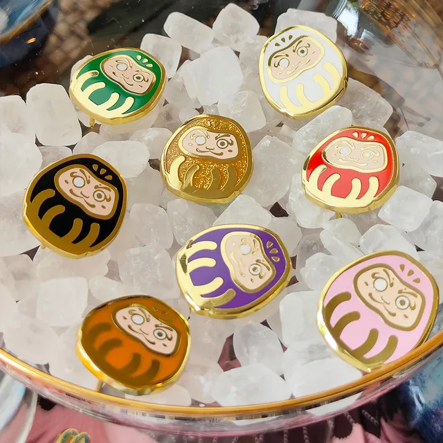 katzenjammerpins-daruma-lucky-charms-pin-rot image 1