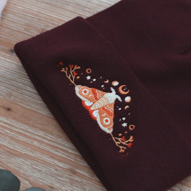 miamouz-beanies-moon-moth-beanie-m-tze-dunkelrot-bestickt image 1