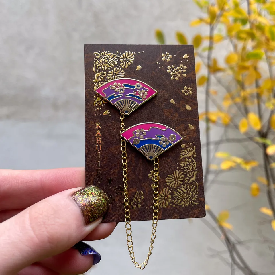 kabujiro-bisexual-pride-fans-kragen-pin-set-gold image 1