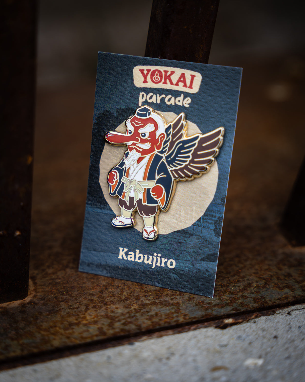 kabujiro-yokai-parade-tengu-emaille-pin-46x50mm-gold image 2