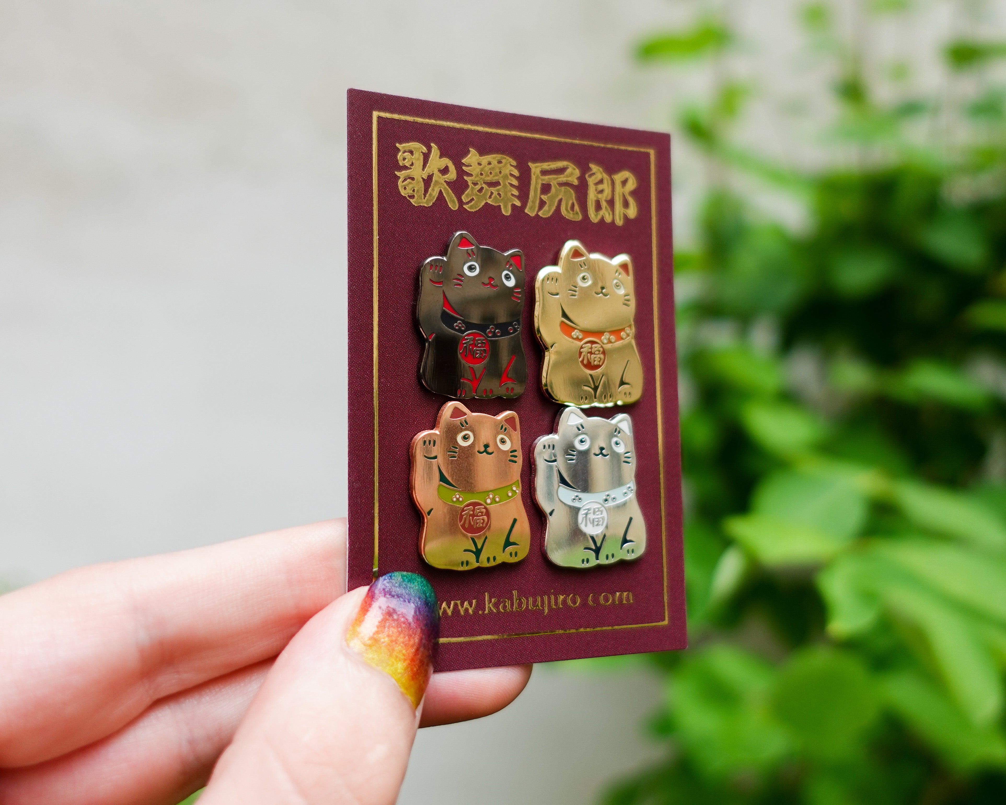 kabujiro-lucky-cat-enamel-pin-25mm-gold-gl-ckskatze image 1