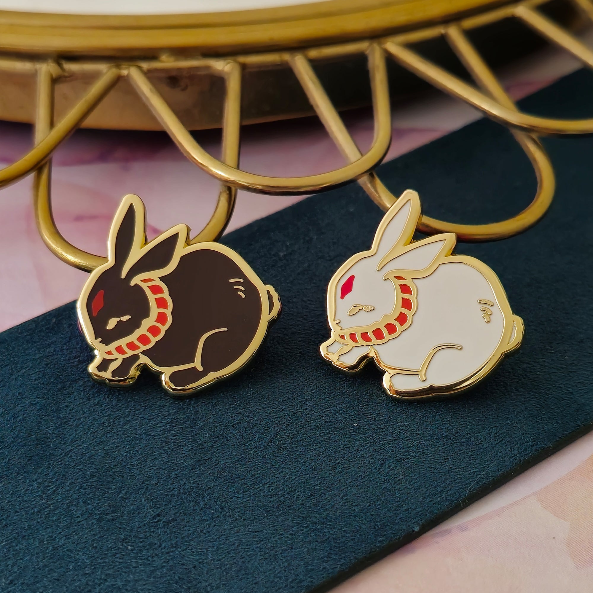 katzenjammerpins-bunny-emaille-pin-schwarz-gold-2-9-cm image 1