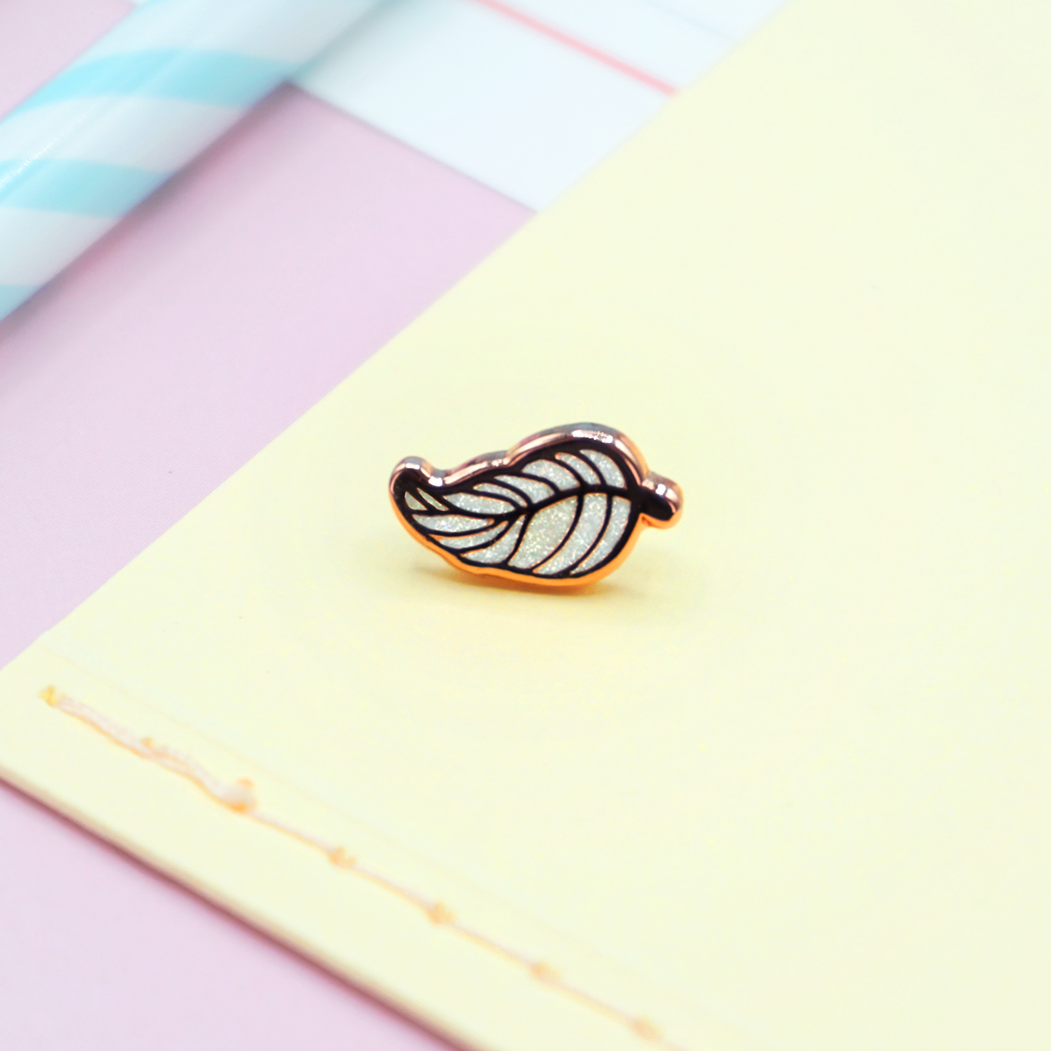 miamouz-white-glitter-feather-mini-emaille-pin-feder-14mm image 1