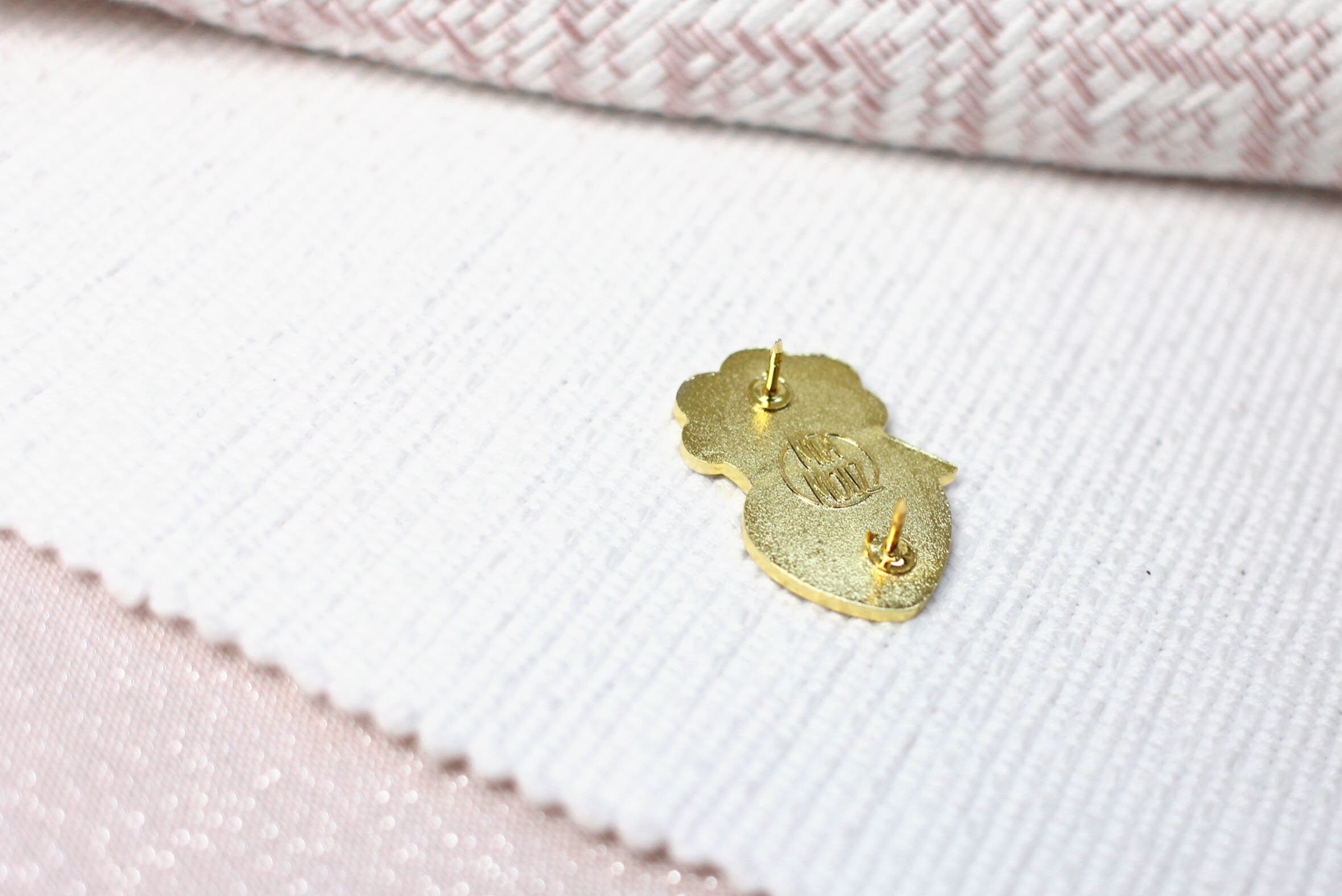 miamouz-pride-potion-allied-flag-pin-emaille-pin-gold image 6