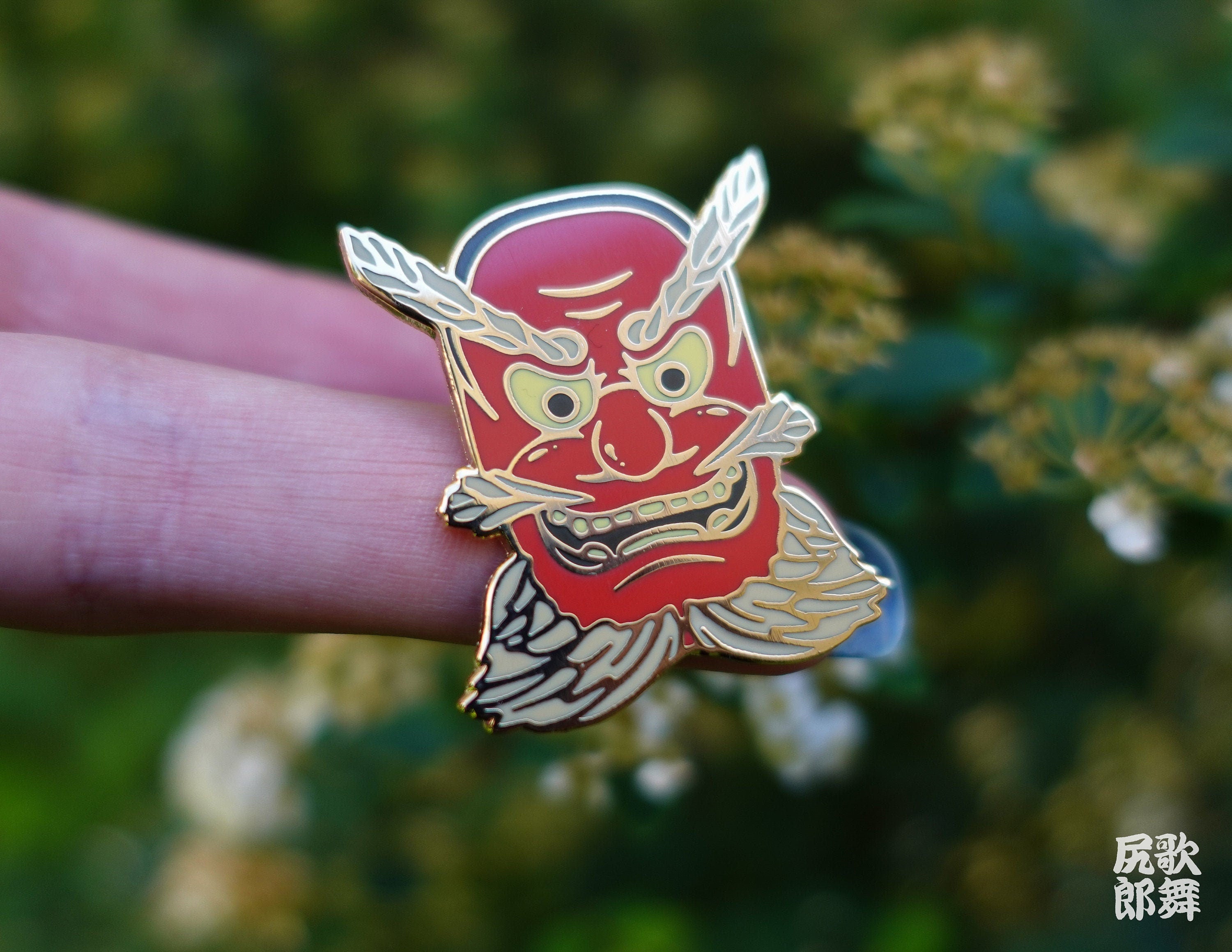 kabujiro-enamel-pins-tengu-maske-emaille-pin-35mm-gold image 1