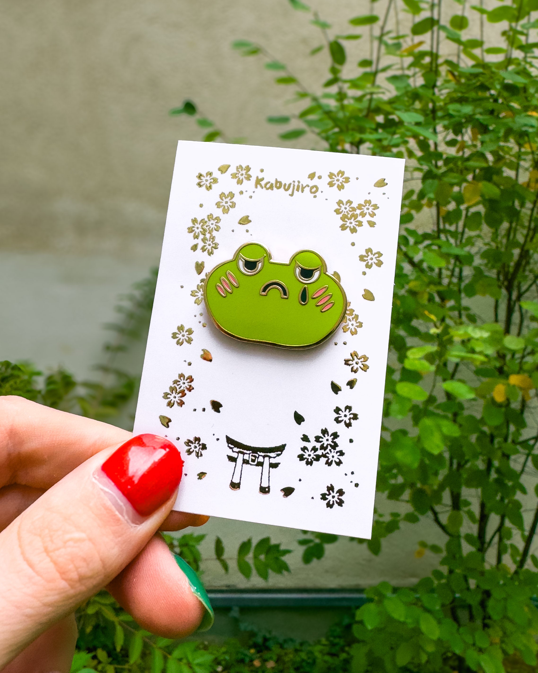 kabujiro-sad-frog-animal-kingdom-enamel-pin-23-mm-gold image 3
