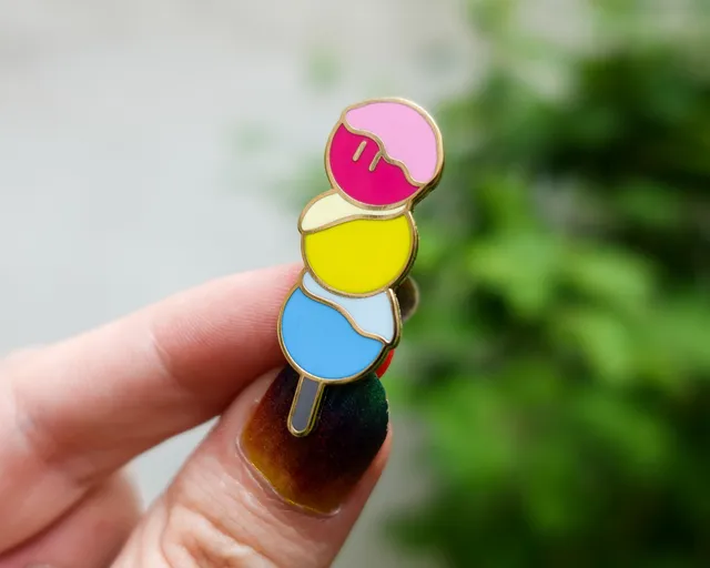 kabujiro-pride-dango-enamel-pin-pansexuell-40mm-gold image 1