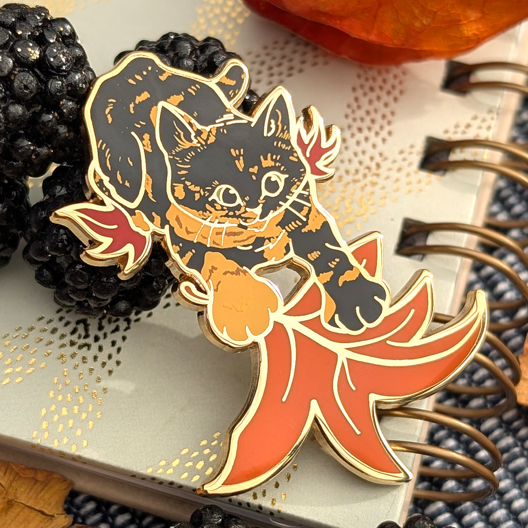 katzenjammerpins-kimchi-tortie-katze-emaille-pin-4-8cm-gold image 2