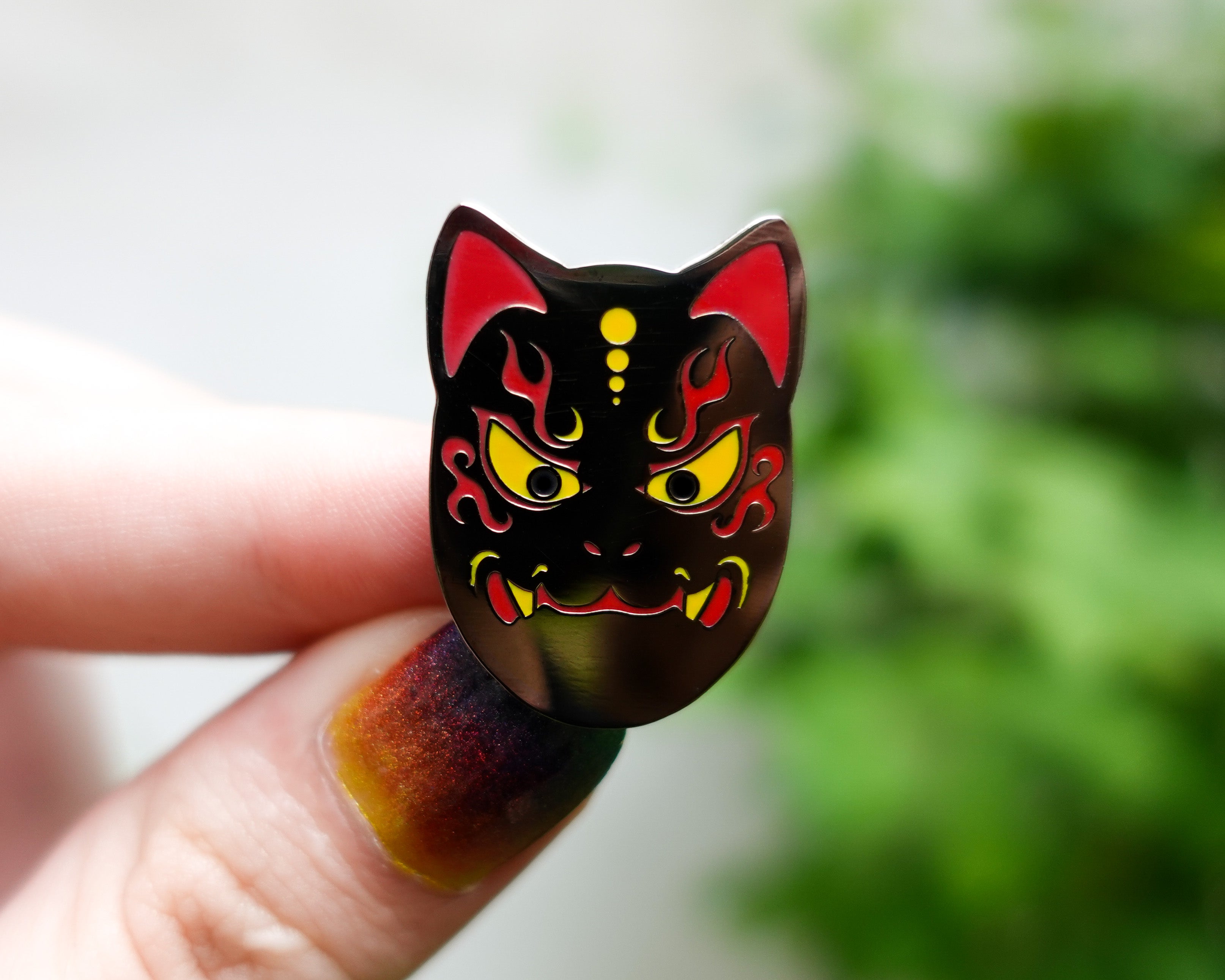 kabujiro-kitsune-mask-emaille-pin-gold-30-mm image 2