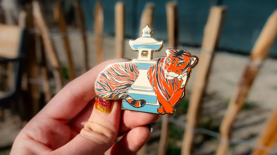kabujiro-lantern-tiger-emaille-pin-tiger-50x60mm-gold image 1