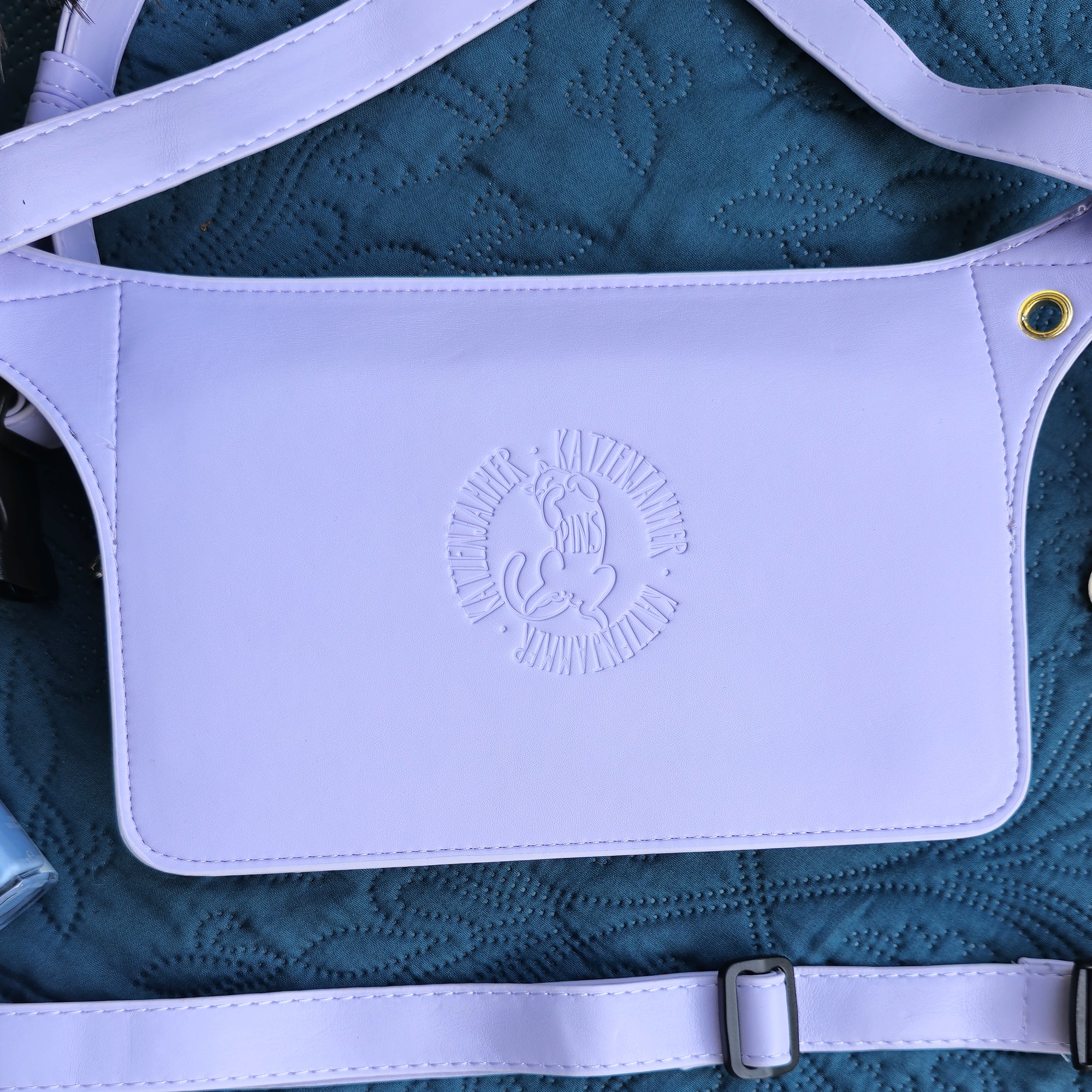 katzenjammerpins-ita-bag-bauchtasche-lila-pins-fenster-standard image 3