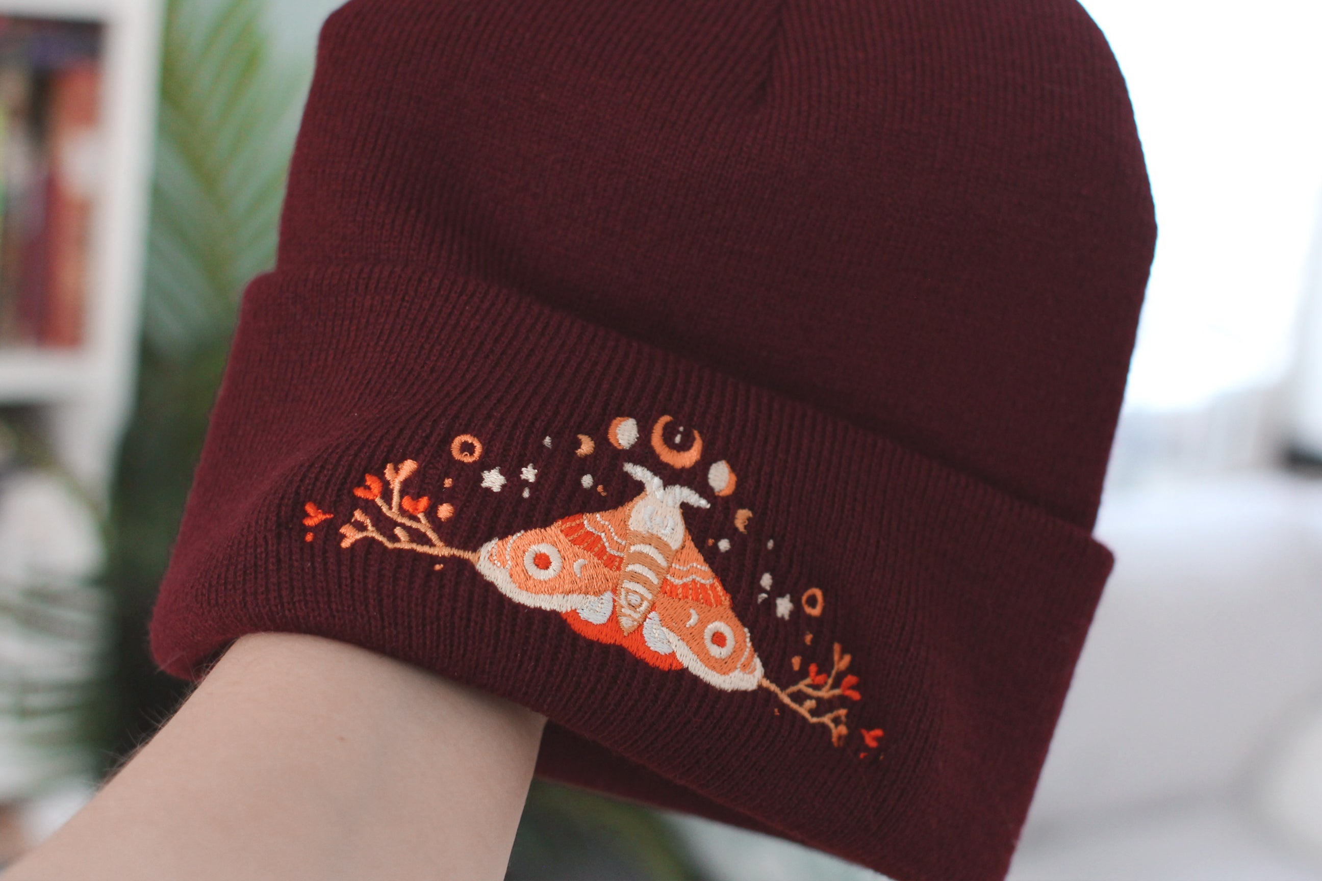miamouz-beanies-moon-moth-beanie-m-tze-dunkelrot-bestickt image 4