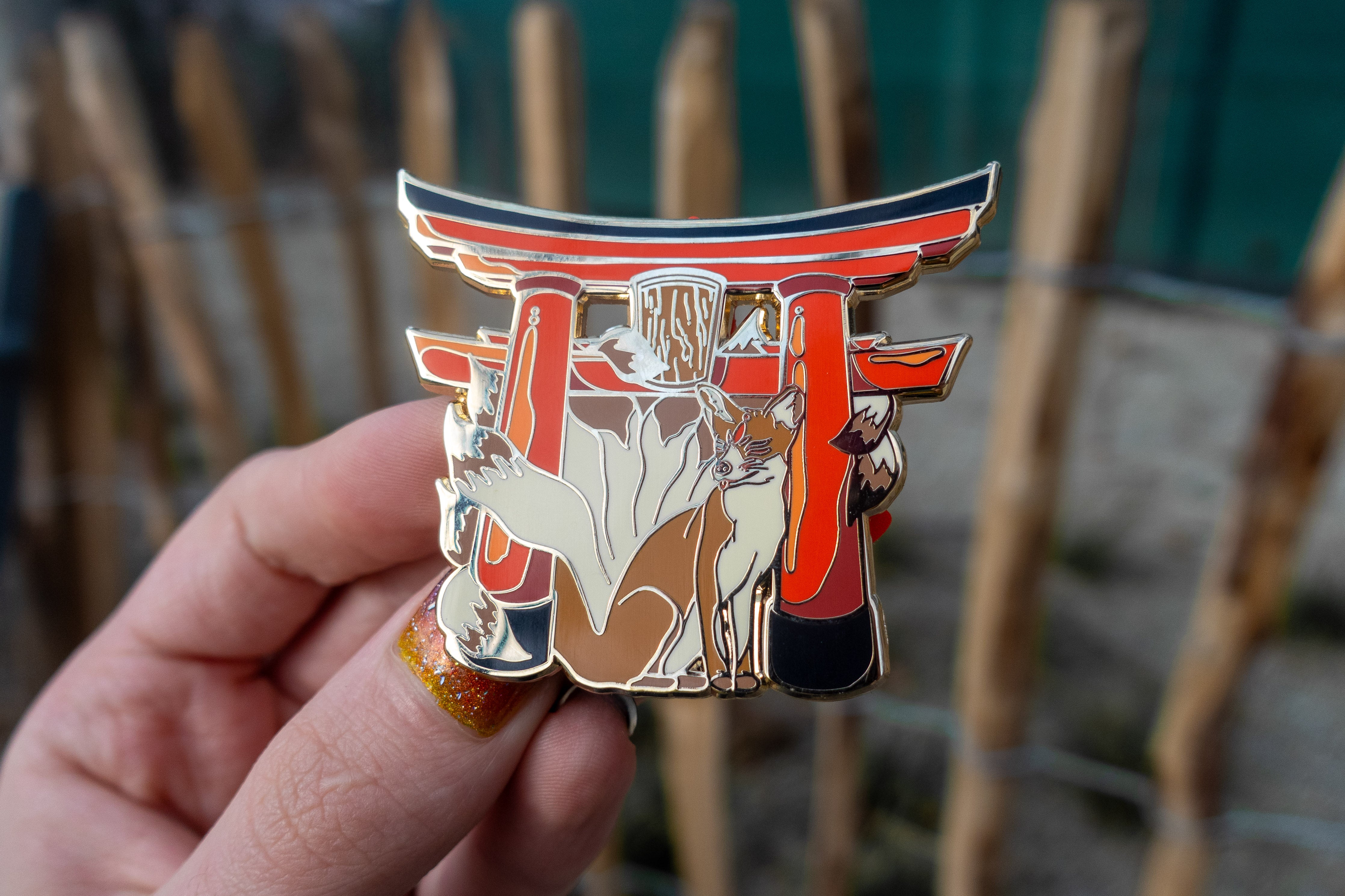 kabujiro-kitsune-tori-gate-emaille-pin-60mm-gold-schrein image 2