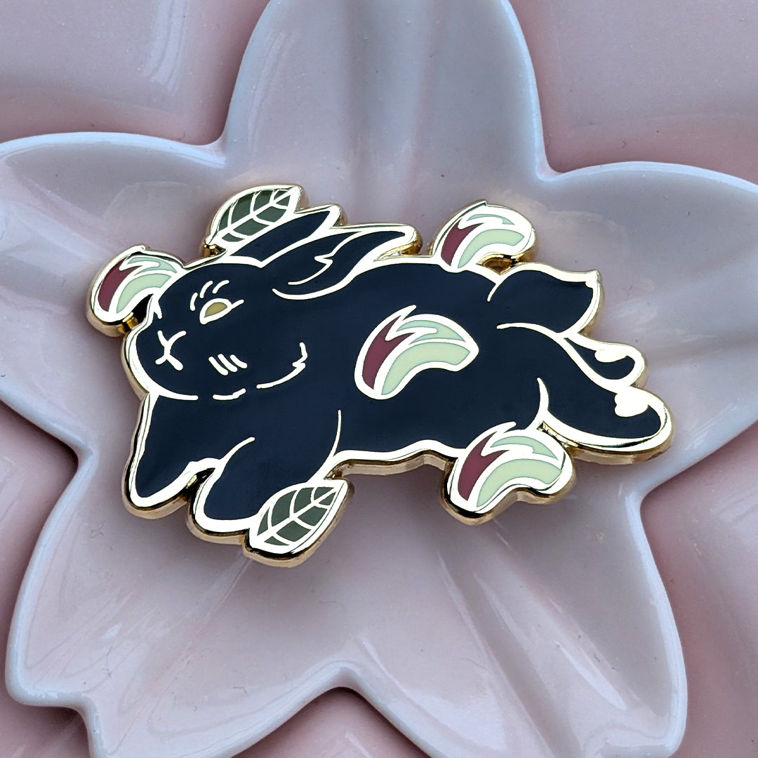 katzenjammerpins-apple-bun-hard-enamel-pin-schwarz image 3