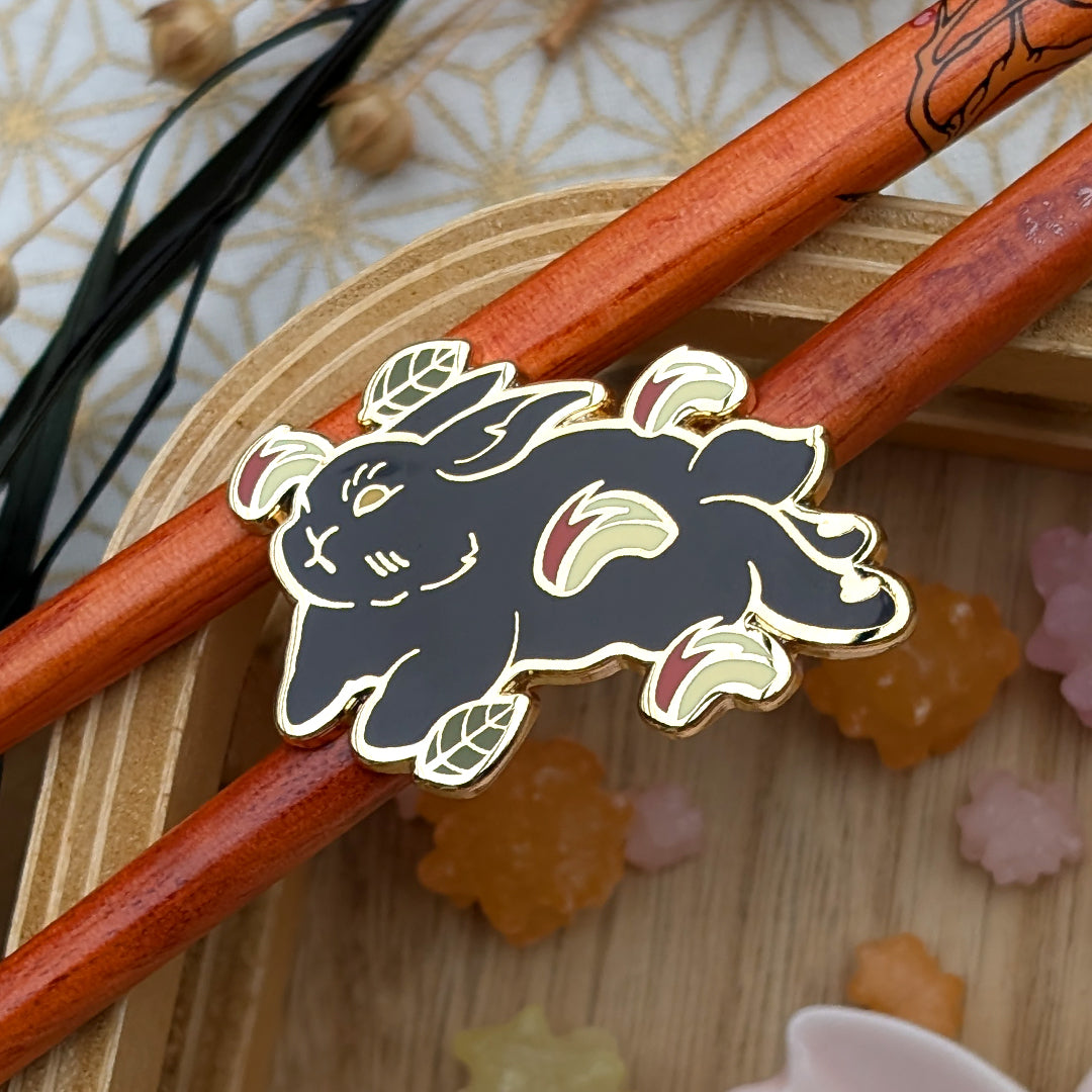 katzenjammerpins-apple-bun-hard-enamel-pin-schwarz image 2