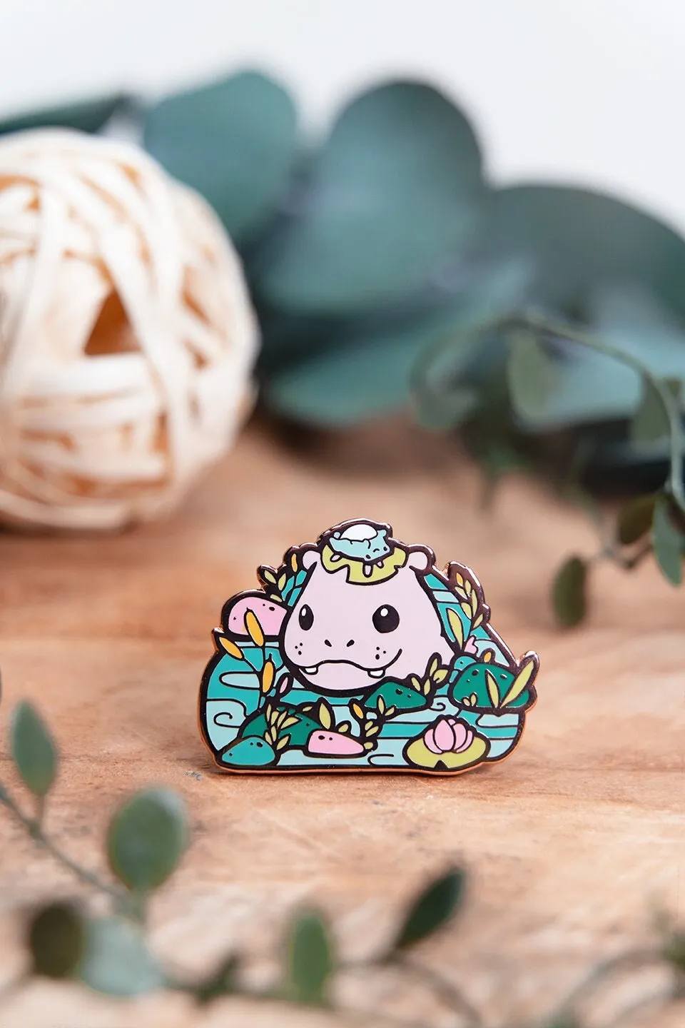 miamouz-hippo-and-frog-friend-enamel-pin-kupfer image 1