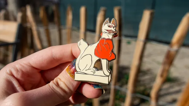 kabujiro-enamel-pins-kitsune-statue-emaille-pin-55mm image 1