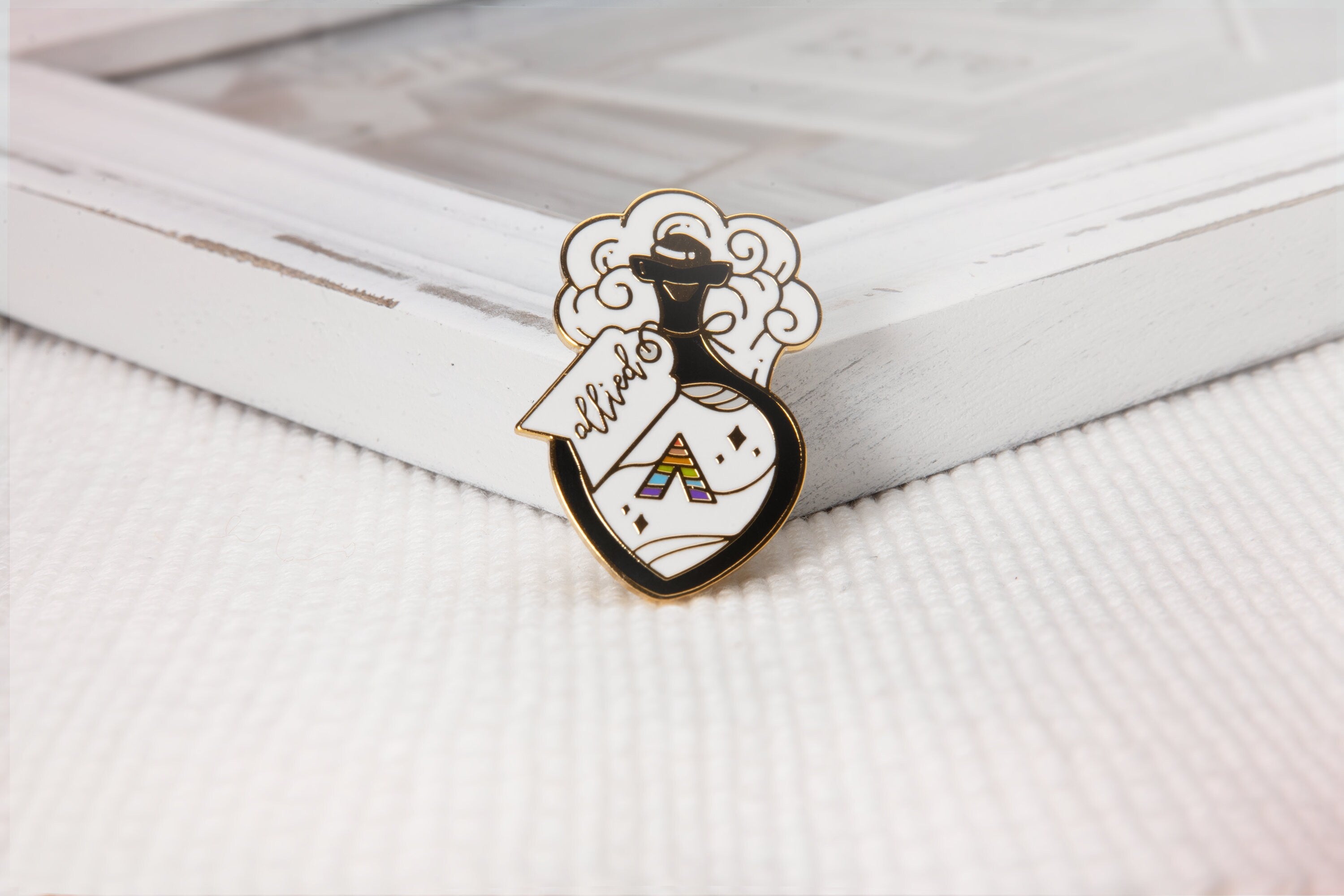 miamouz-pride-potion-allied-flag-pin-emaille-pin-gold image 7