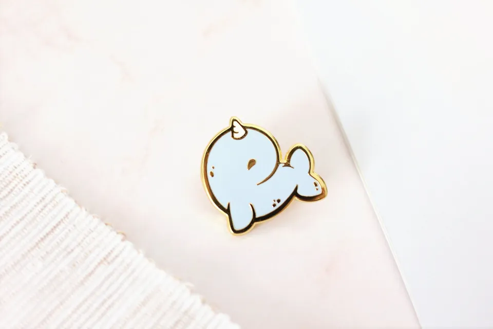 miamouz-dreamscape-narwhal-enamel-pin-hellblau-wal image 1