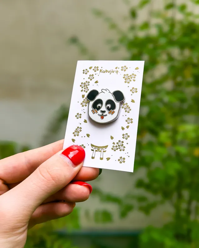 kabujiro-enamel-pins-panda-pin-28mm-emaille-silber image 1