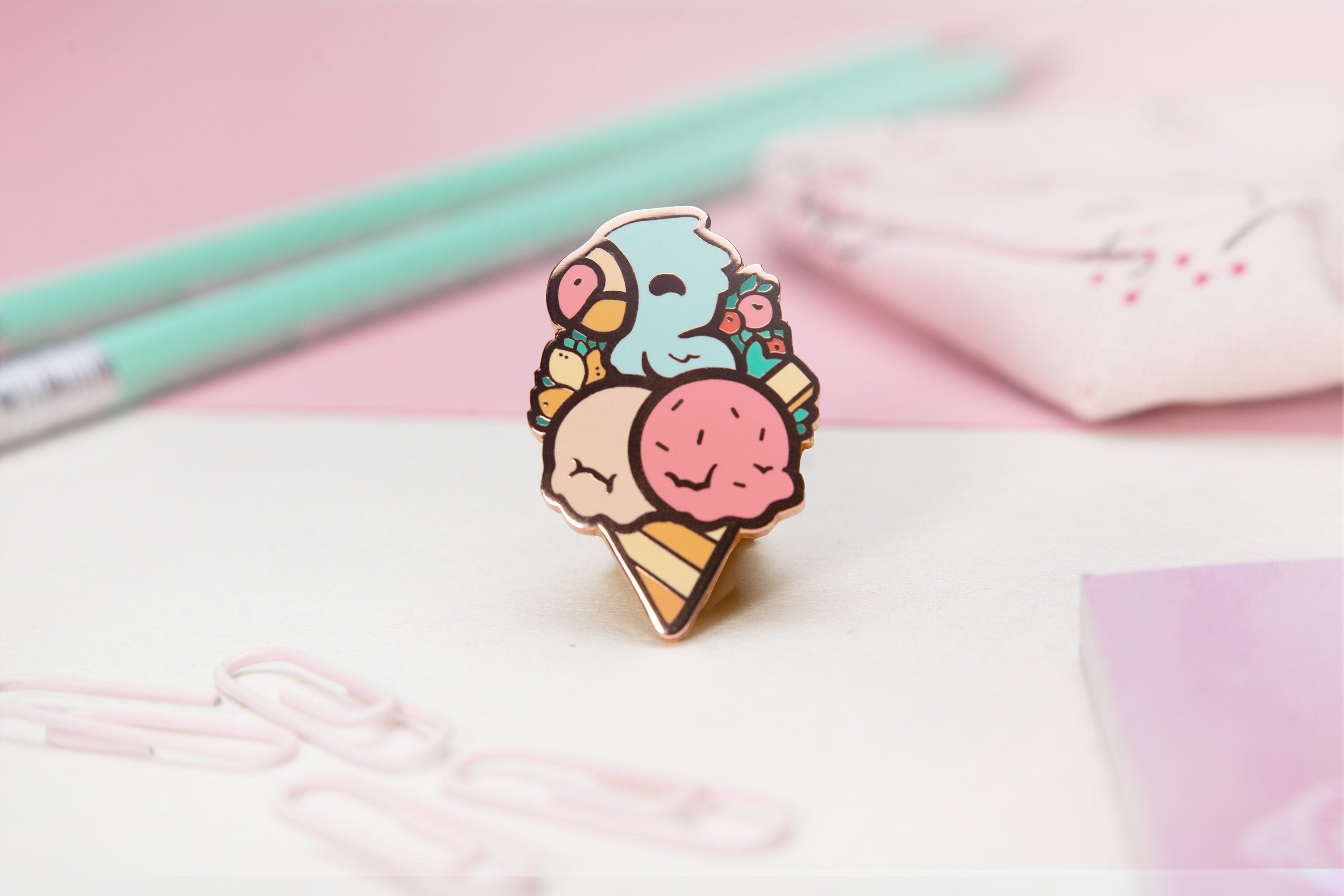 miamouz-summer-ice-cream-emaille-pin-tukan-36x24mm image 1