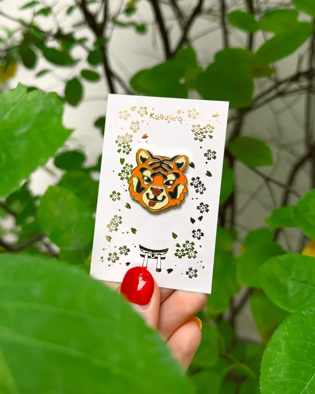 kabujiro-enamel-pins-tiger-email-pin-gold-28-mm image 1