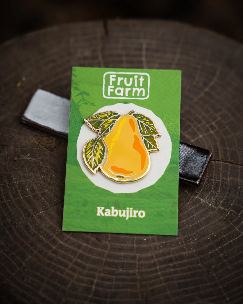 kabujiro-fruit-farm-pear-emaille-pin-birne-gold-40mm image 1