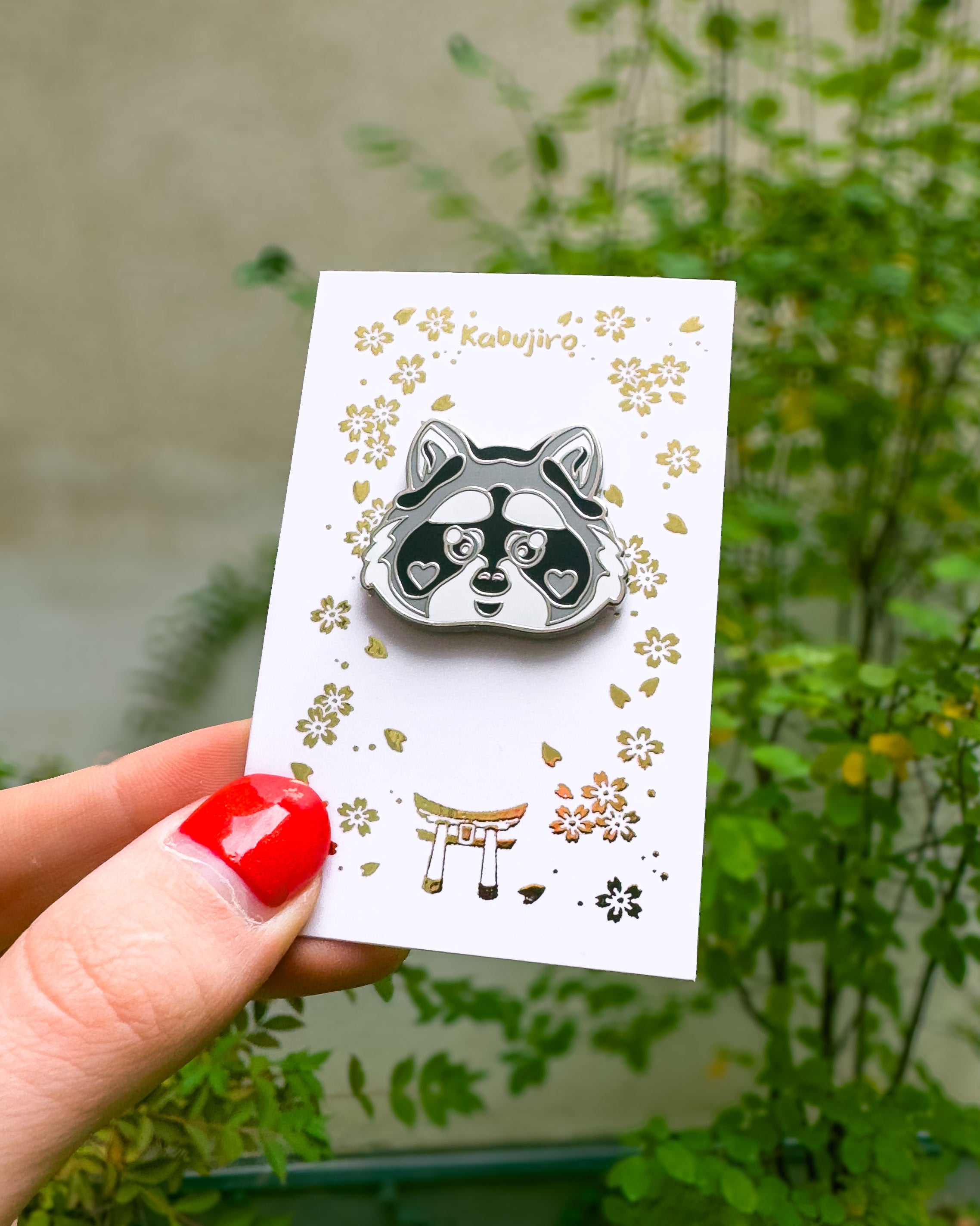 kabujiro-enamel-pins-raccoon-emaille-pin-27mm-silber image 4