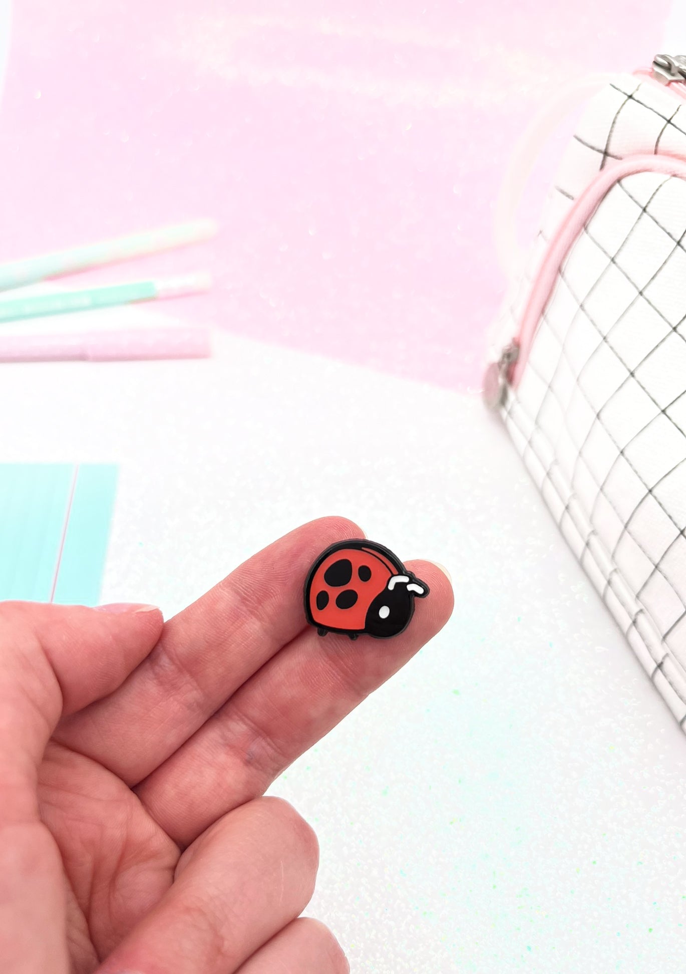 miamouz-tiny-ladybug-emaille-pin-mini-marienk-fer-rot image 5