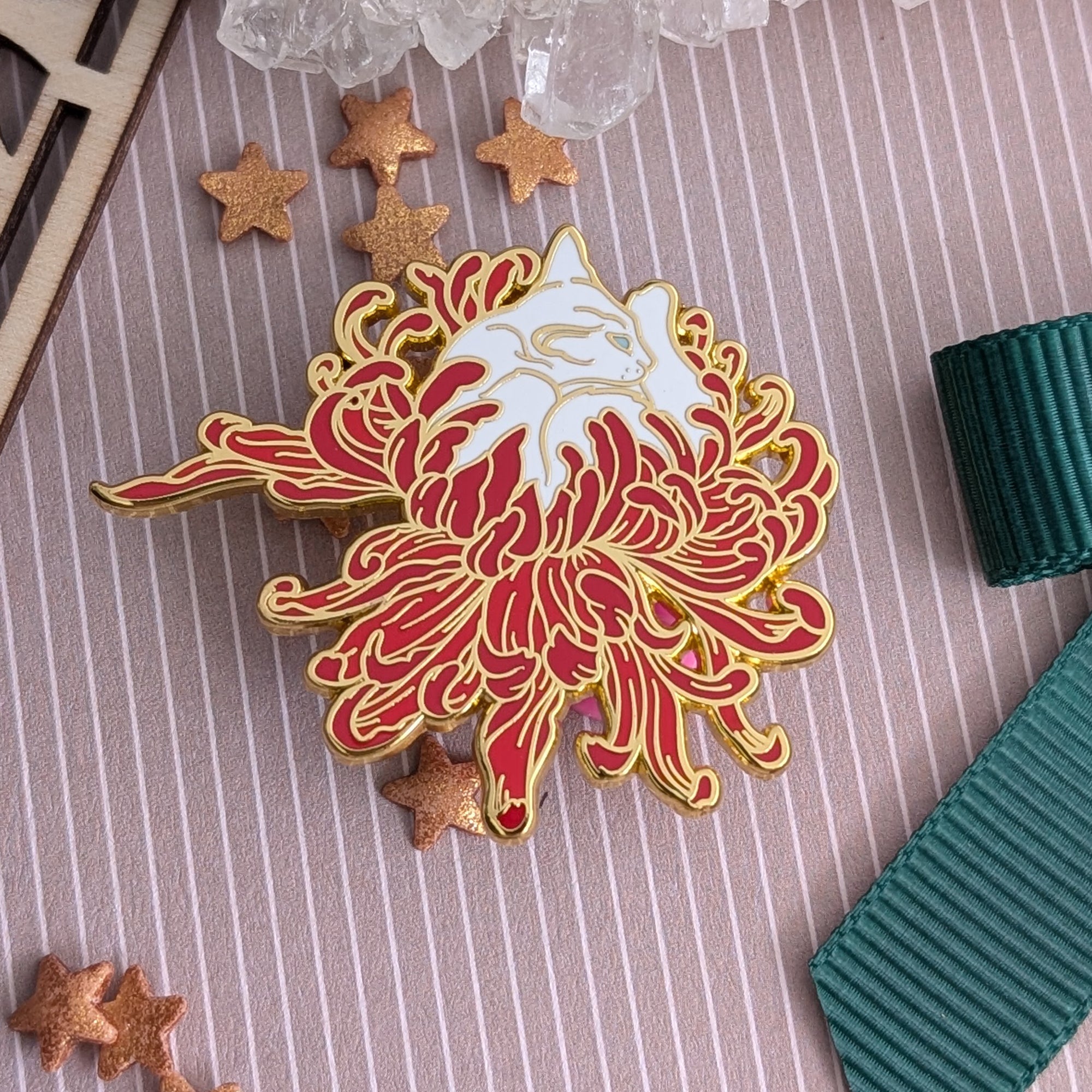katzenjammerpins-chrysanthemum-cat-emaille-pin-violett image 3